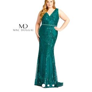 Mac Duggal Fabulouss Sequined Sleeveless Trumpet Gown Size:22 W